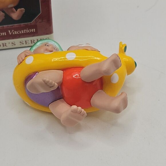 Hallmark Keepsake Ornament 1998 The Clauses On Vacation 2nd In The Series - Picture 6 of 16